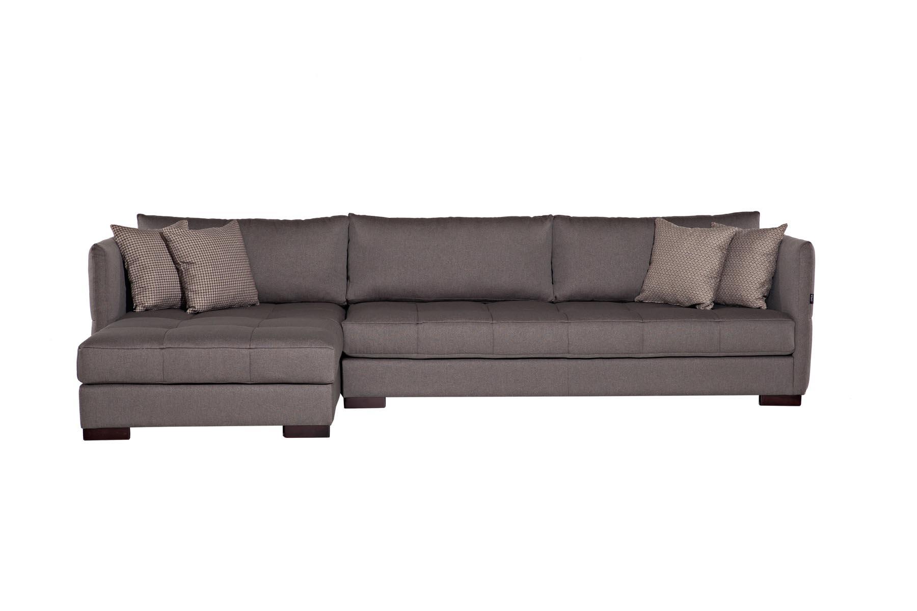 Ugaona sofa koja je jedinstvena zbog svojih tankih stranica i zanimljivih štepova na sjedećem dijelu. Mogućnost izbora boje i različitih modifikacija.